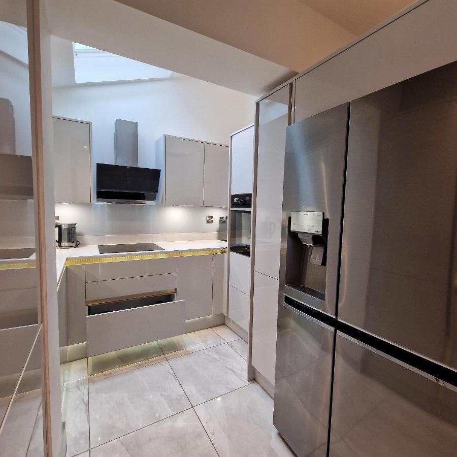Delightful & Spacious Guest House In Farnworth Near Bolton Hospital Eksteriør bilde