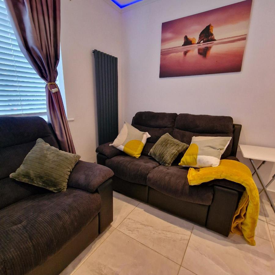 Delightful & Spacious Guest House In Farnworth Near Bolton Hospital Eksteriør bilde