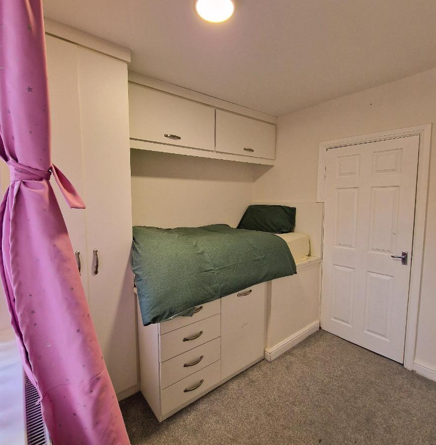 Delightful & Spacious Guest House In Farnworth Near Bolton Hospital Eksteriør bilde