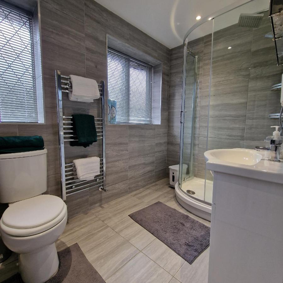 Delightful & Spacious Guest House In Farnworth Near Bolton Hospital Eksteriør bilde