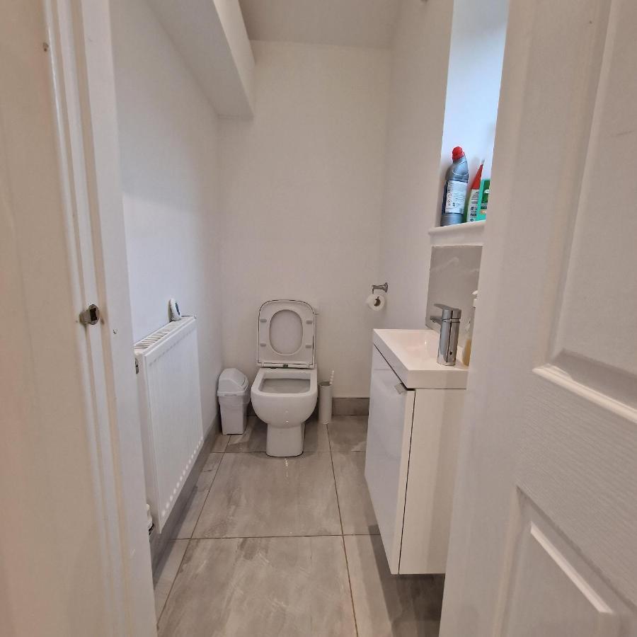 Delightful & Spacious Guest House In Farnworth Near Bolton Hospital Eksteriør bilde