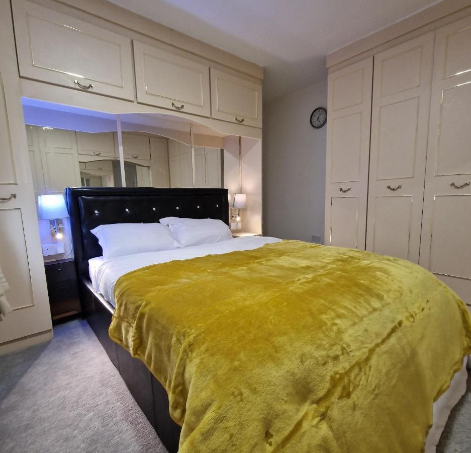 Delightful & Spacious Guest House In Farnworth Near Bolton Hospital Eksteriør bilde