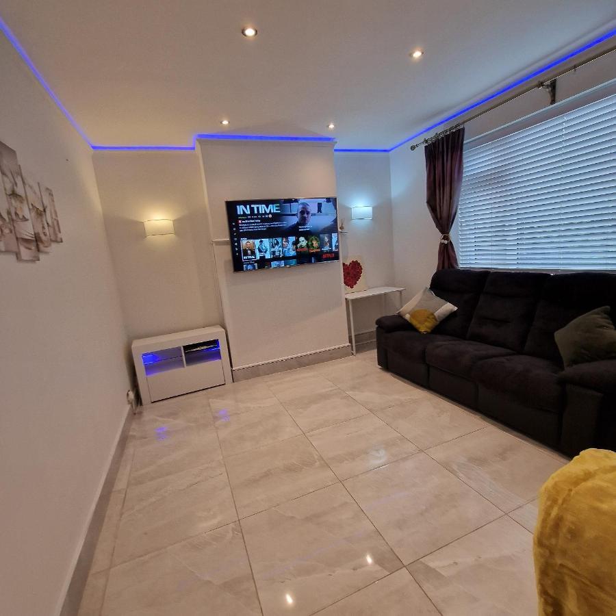 Delightful & Spacious Guest House In Farnworth Near Bolton Hospital Eksteriør bilde